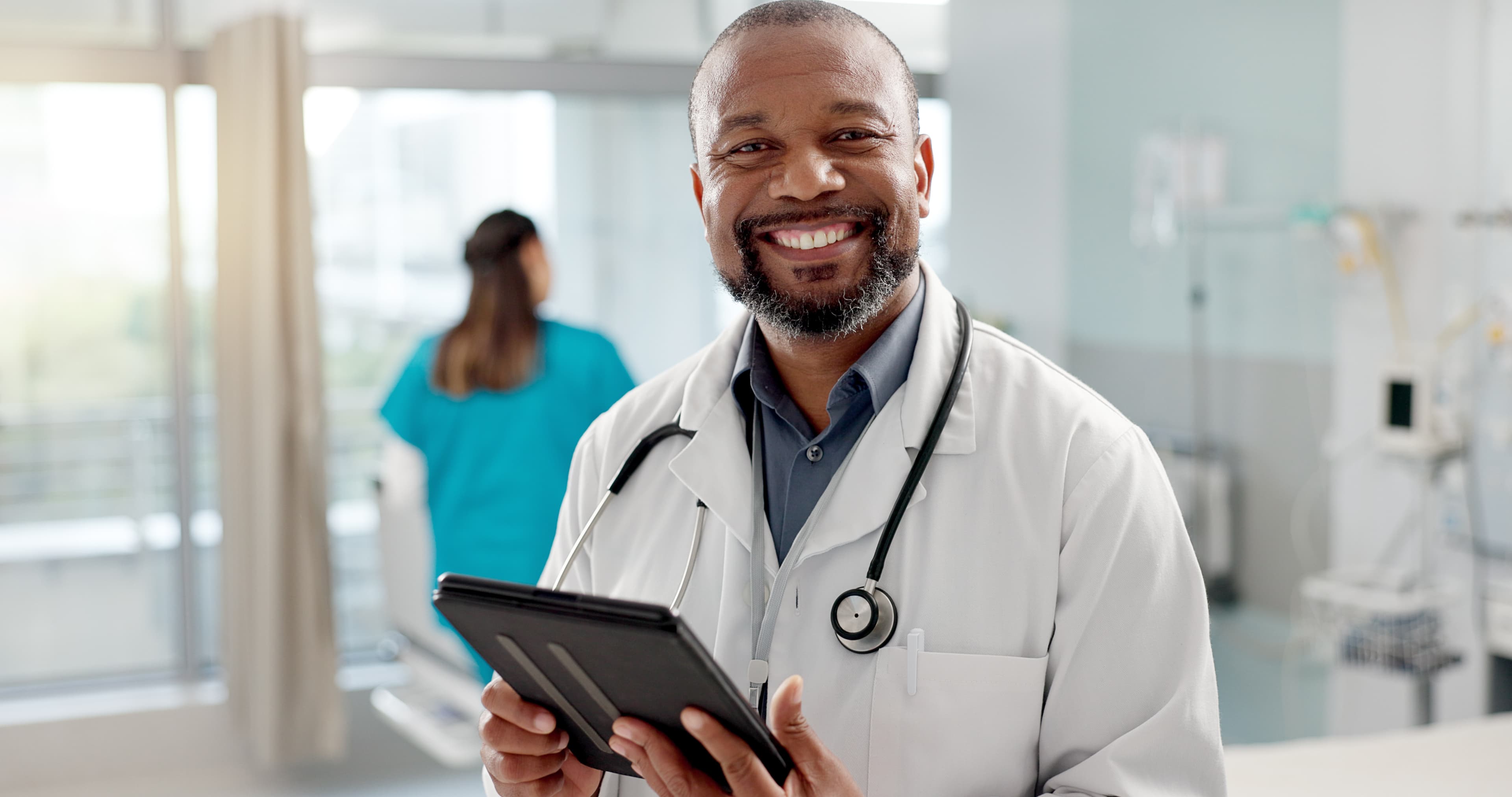 Médecin souriant consultant un dossier sur tablette